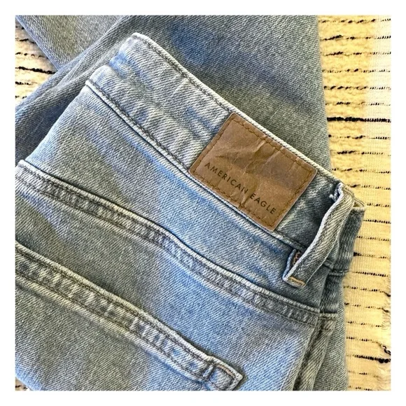 AE Strigid Mom Jean 2 Short Light Blue Breeze Wash NWT - Picture 7 of 10